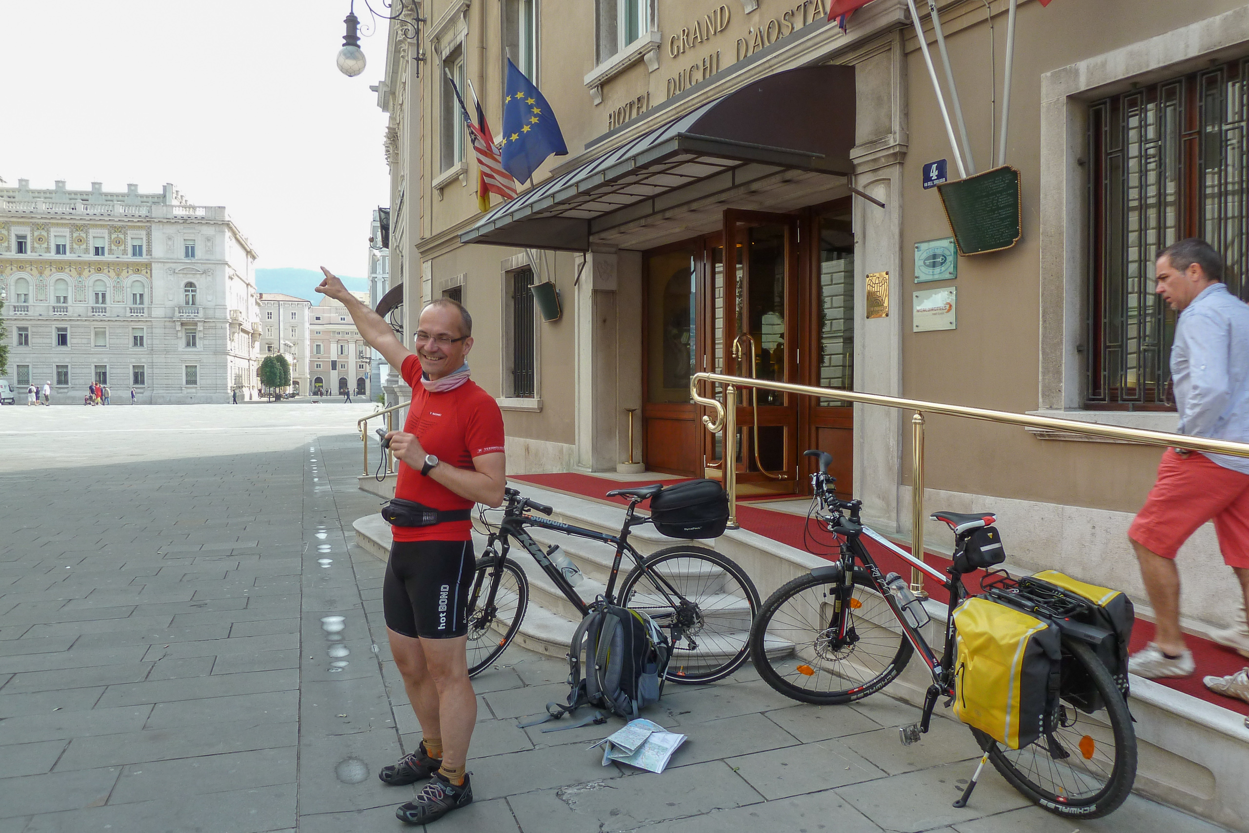 Aufbruch vor dem Grand Hotel Duchi d'Aosta am Piazza Unità in Triest